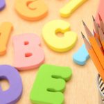 教育イメージ―アルファベットのおもちゃと鉛筆