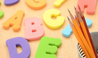教育イメージ―アルファベットのおもちゃと鉛筆